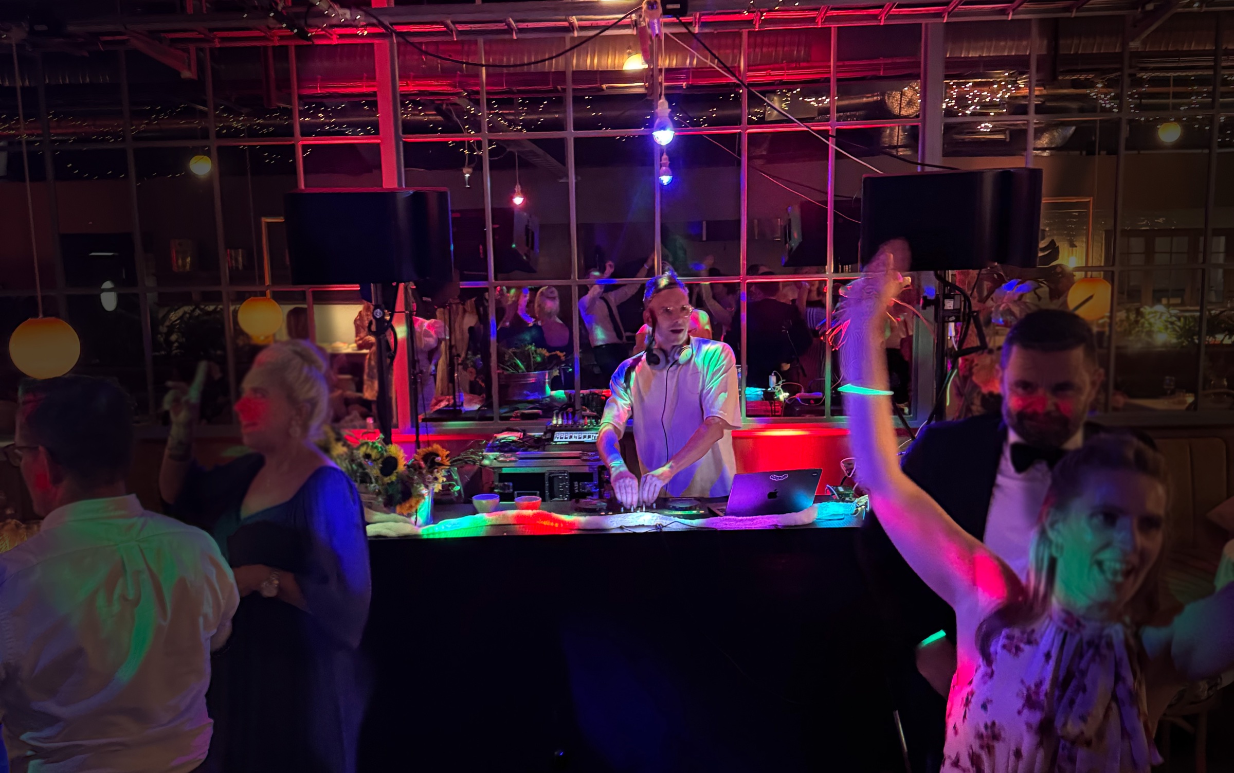 DJ Eplejuice spiller for et fullt dansegulv