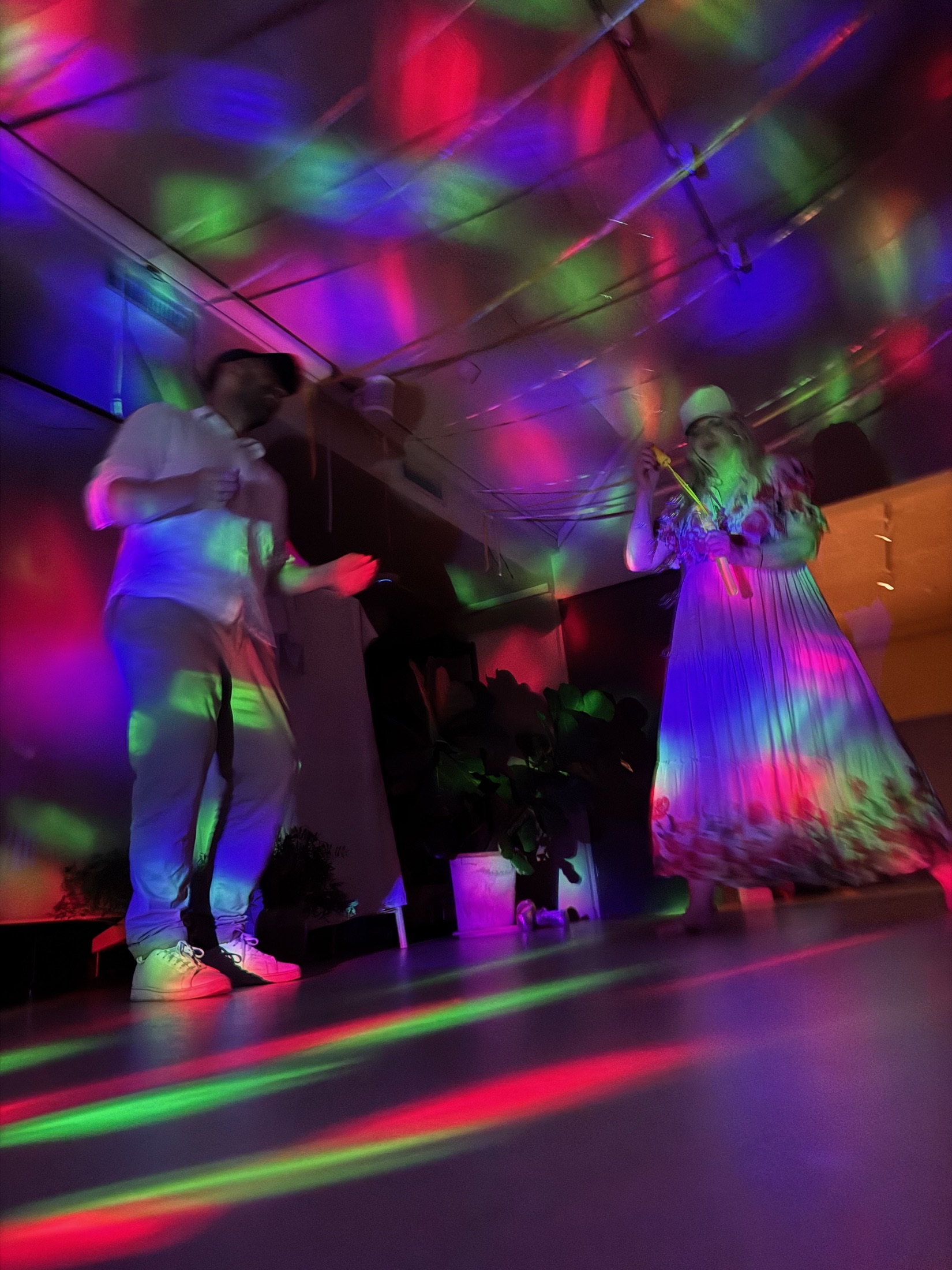 DJ Eplejuice i fargerikt klubblys
