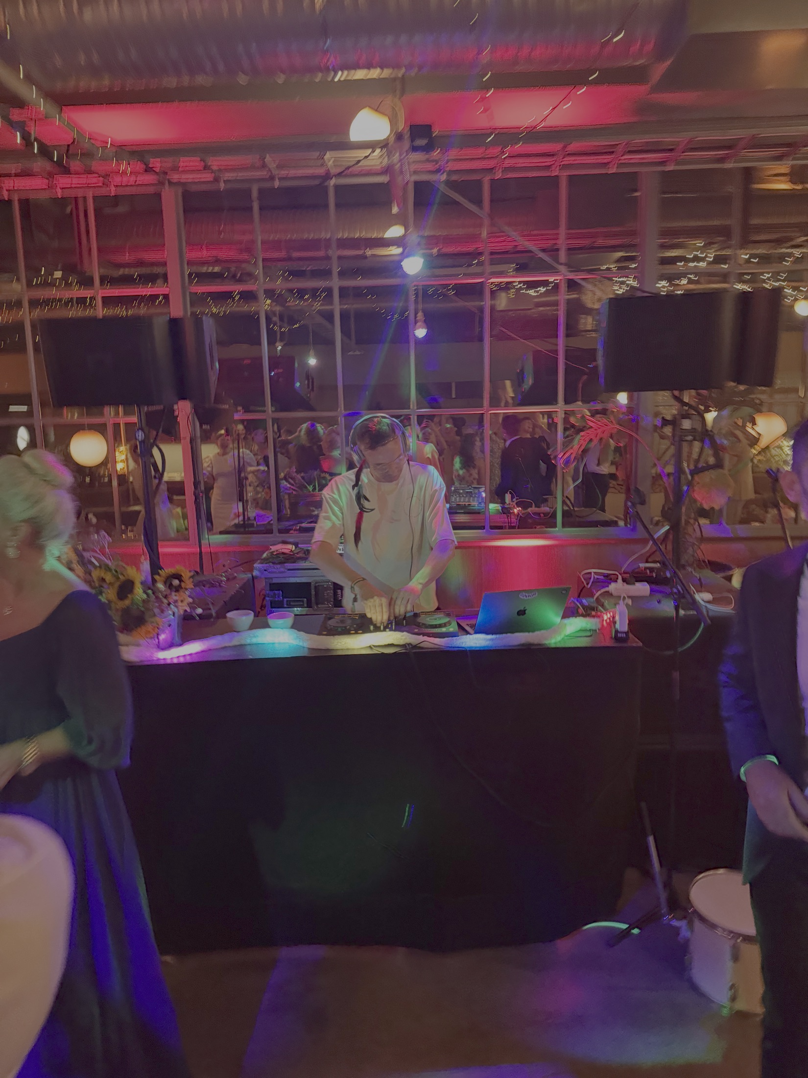DJ Eplejuice spiller i et rosa og lilla belyst lokale
