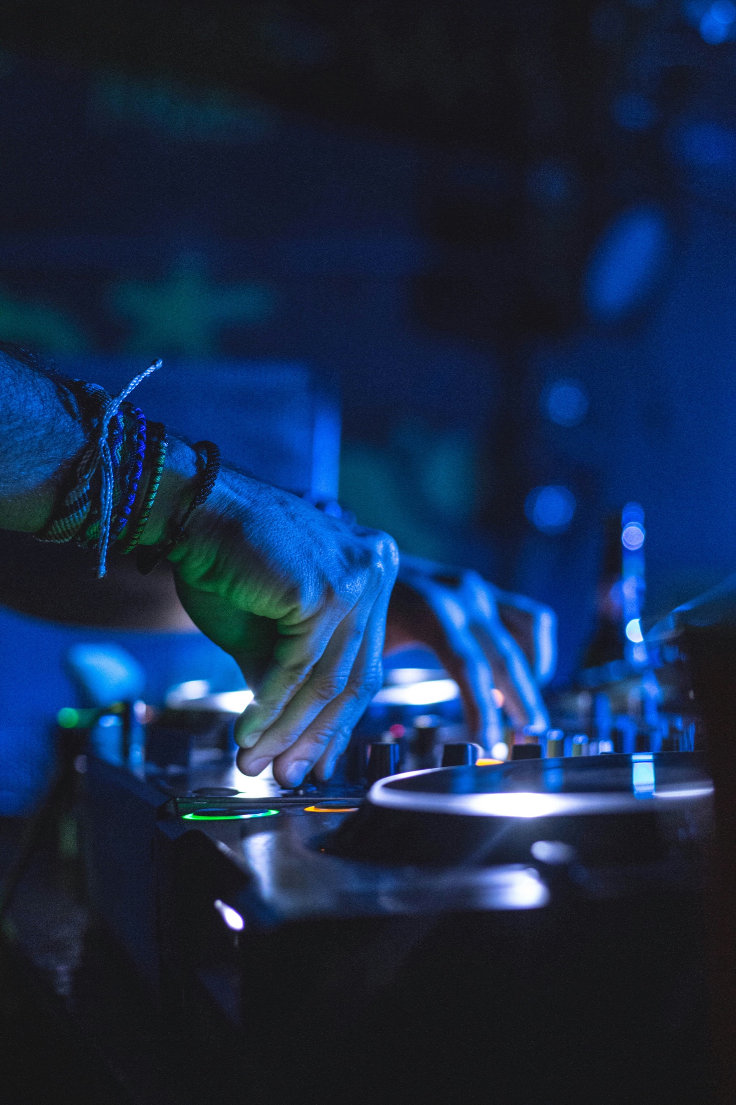 DJ som justerer musikken i blått lys